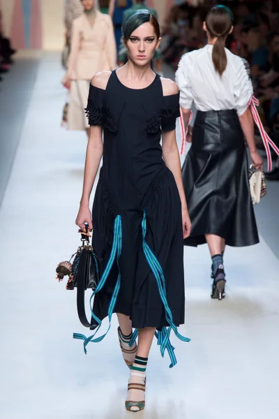 Look 27